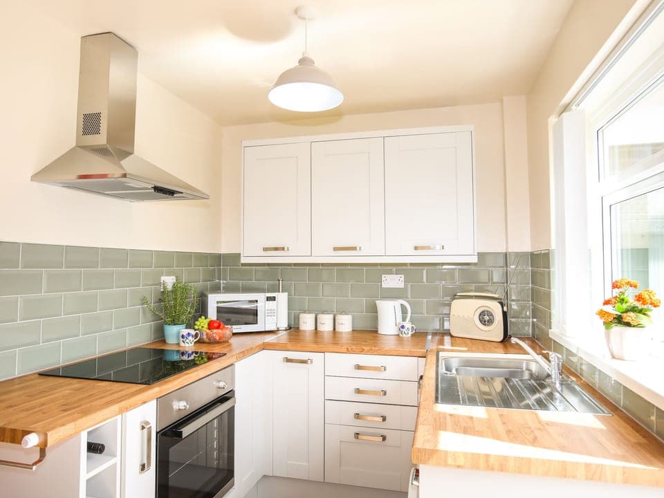 Cottage | Private kitchen | Fridge, electric kettle, toaster, cookware/dishes/utensils