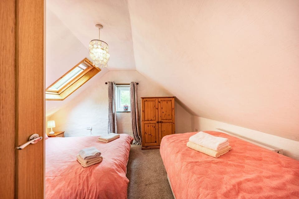 Cottage | 2 bedrooms, individually decorated, individually furnished, free WiFi