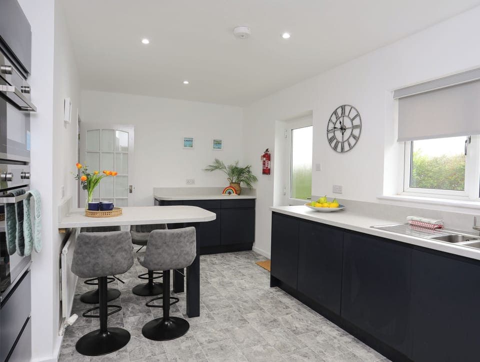 Cottage | Private kitchen | Fridge, dishwasher, electric kettle, toaster