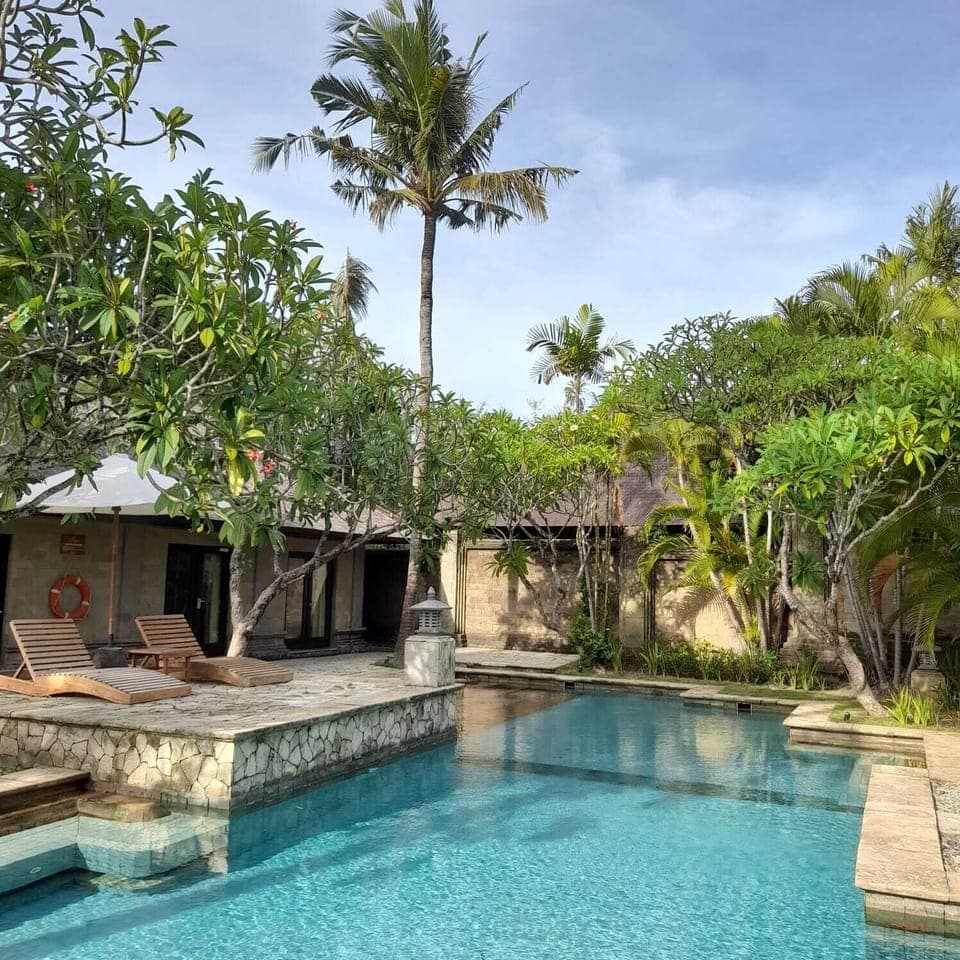 Outdoor pool, pool umbrellas, sun loungers