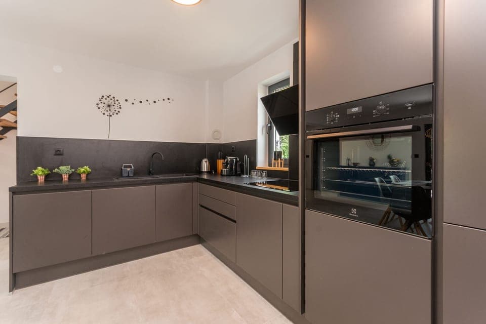 Microwave, dishwasher, coffee/tea maker, cookware/dishes/utensils