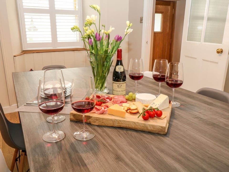 Cottage | Private kitchen | Fridge, dishwasher, electric kettle, toaster