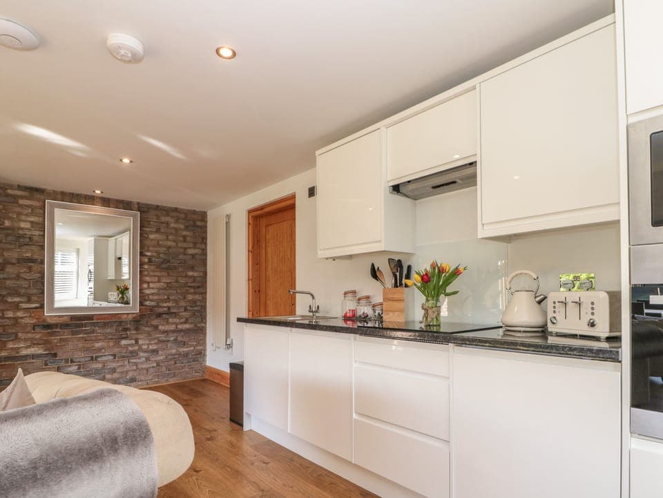 Cottage | Private kitchen | Fridge, electric kettle, toaster, cookware/dishes/utensils