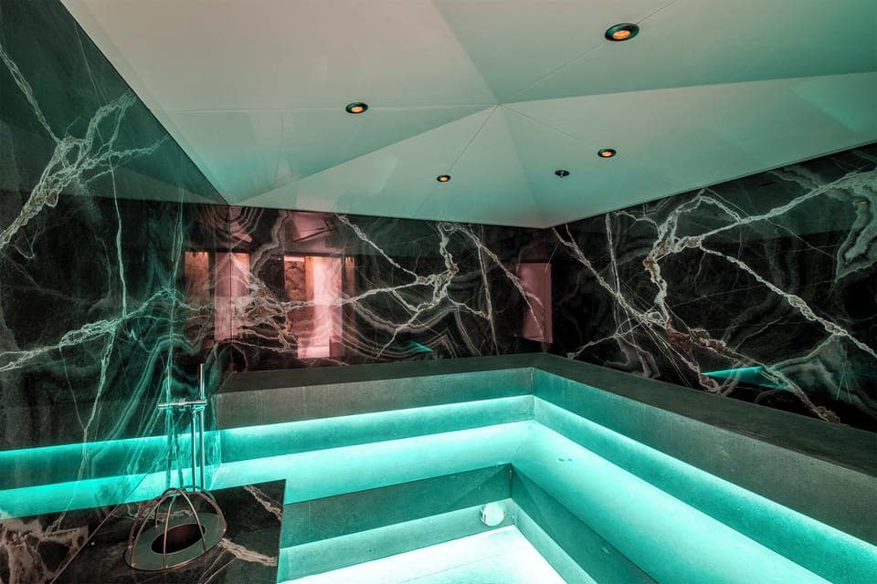 Body treatments, sports massages, reflexology, 1 treatment room