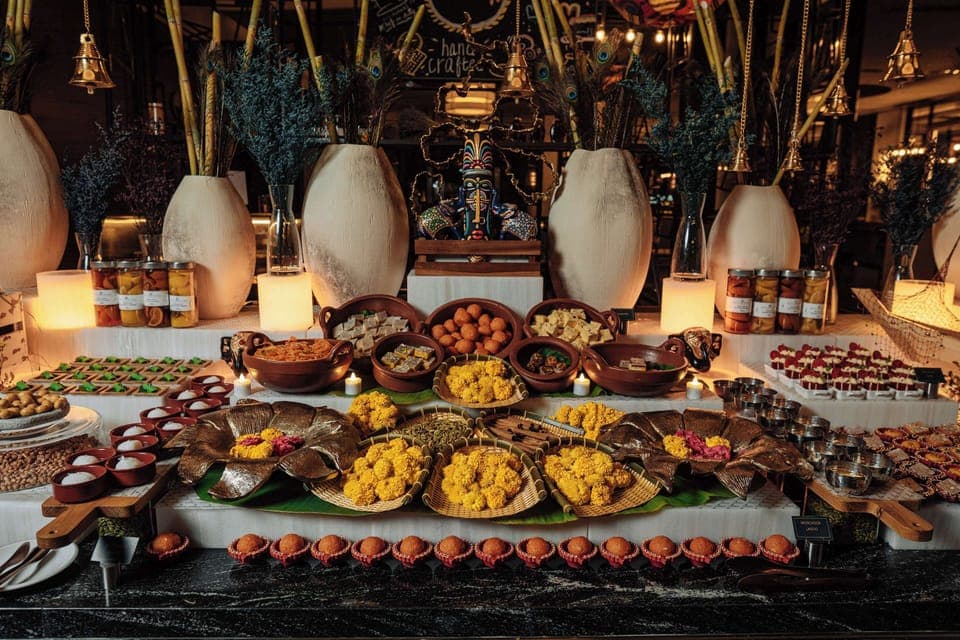 10 restaurants, breakfast, lunch, dinner served; international cuisine