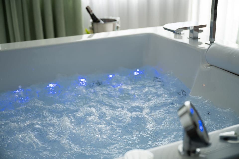 Jetted tub