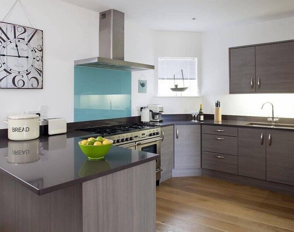 Cottage | Private kitchen | Fridge, dishwasher, cookware/dishes/utensils