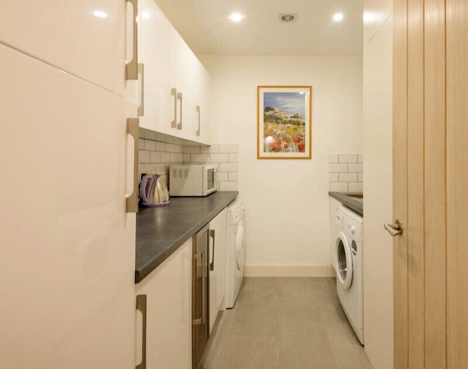 Cottage | Private kitchen | Fridge, dishwasher, toaster, cookware/dishes/utensils