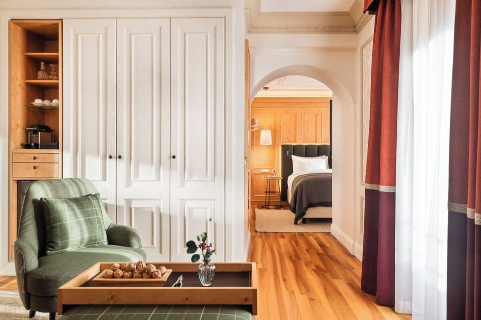 Deluxe Suite | Living area | 40-inch flat-screen TV with digital channels, TV