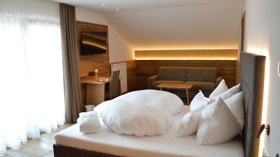 Comfort Double Room | 1 bedroom, in-room safe, desk, laptop workspace