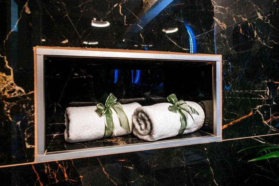 Deluxe Room, 1 Queen Bed, Private Bathroom, City View | Bathroom | Shower, free toiletries, hair dryer, bathrobes