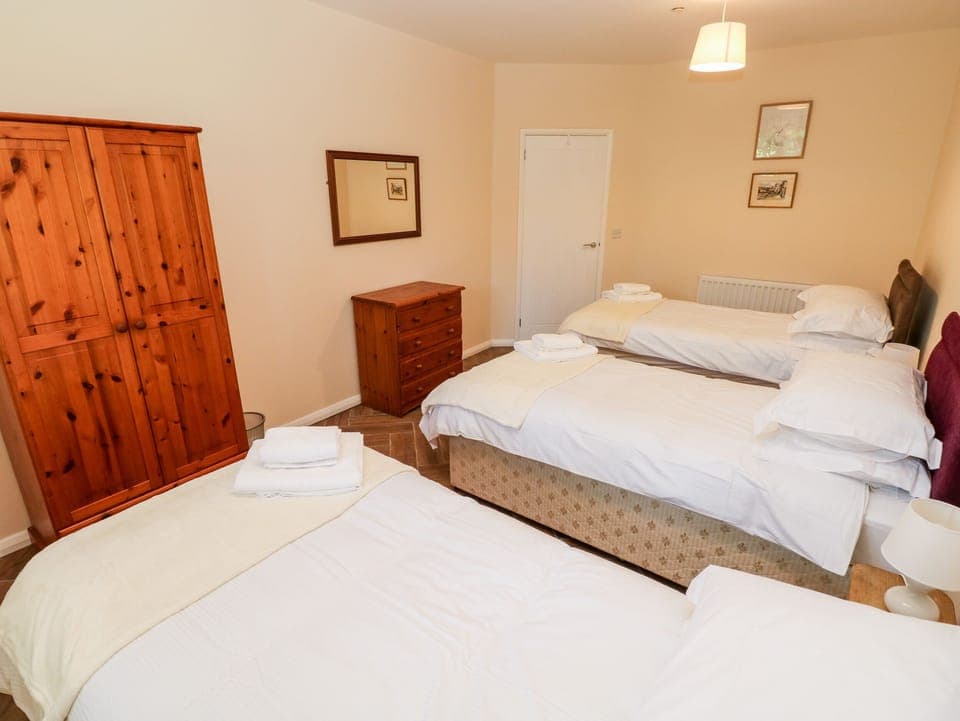 Cottage | 4 bedrooms, individually decorated, individually furnished, free WiFi