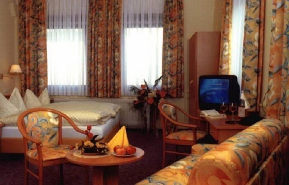 Combined shower/tub, towels