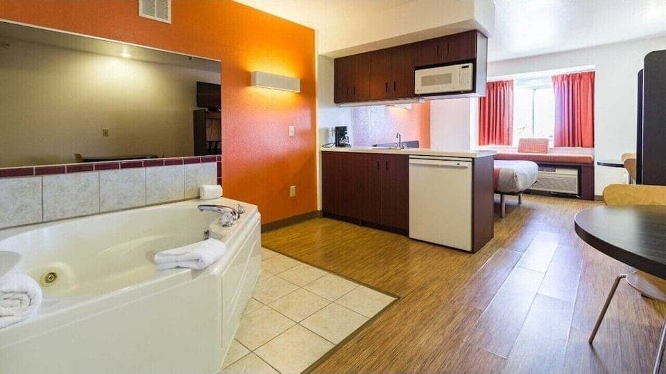 Deluxe Suite, 1 Queen Bed, Non Smoking, Hot Tub | In-room safe, laptop workspace, blackout drapes, free WiFi