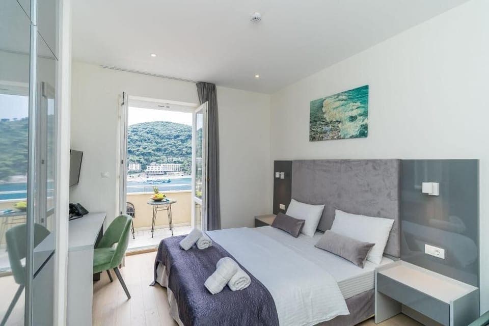 Desk, laptop workspace, soundproofing, free WiFi