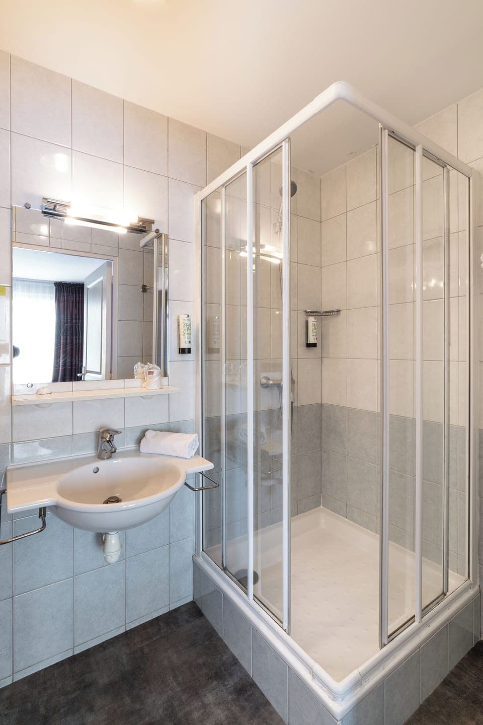 Shower, rainfall showerhead, free toiletries, hair dryer