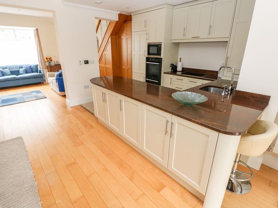 Cottage | Private kitchen | Fridge, dishwasher, cookware/dishes/utensils