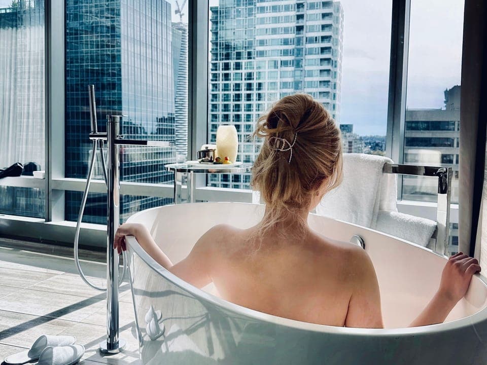 Deep soaking bathtub