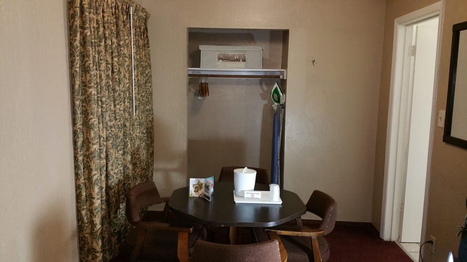 Deluxe Room | Living area | Flat-screen TV