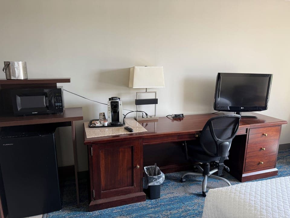 Pillowtop beds, in-room safe, desk, blackout drapes