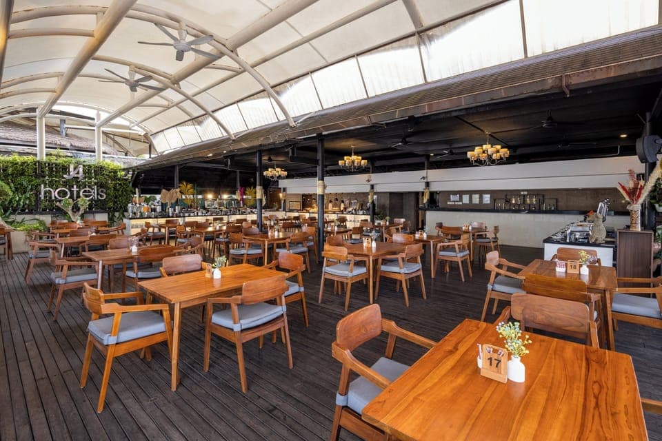 Breakfast, lunch, dinner served; international cuisine 