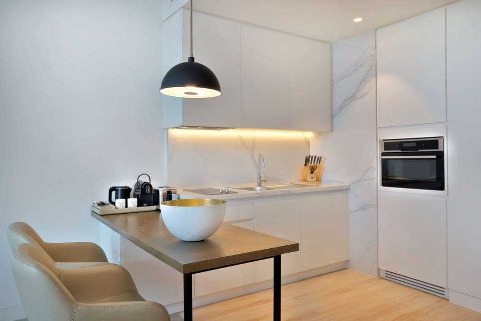 Studio, 1 King Bed | In-room safe, laptop workspace, blackout drapes, soundproofing