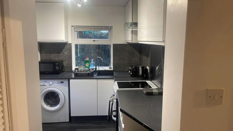 Cottage | Private kitchen | Fridge, electric kettle, toaster, cookware/dishes/utensils