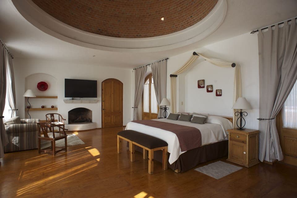 Grand Studio Suite, Pool View | Iron/ironing board, free WiFi, bed sheets