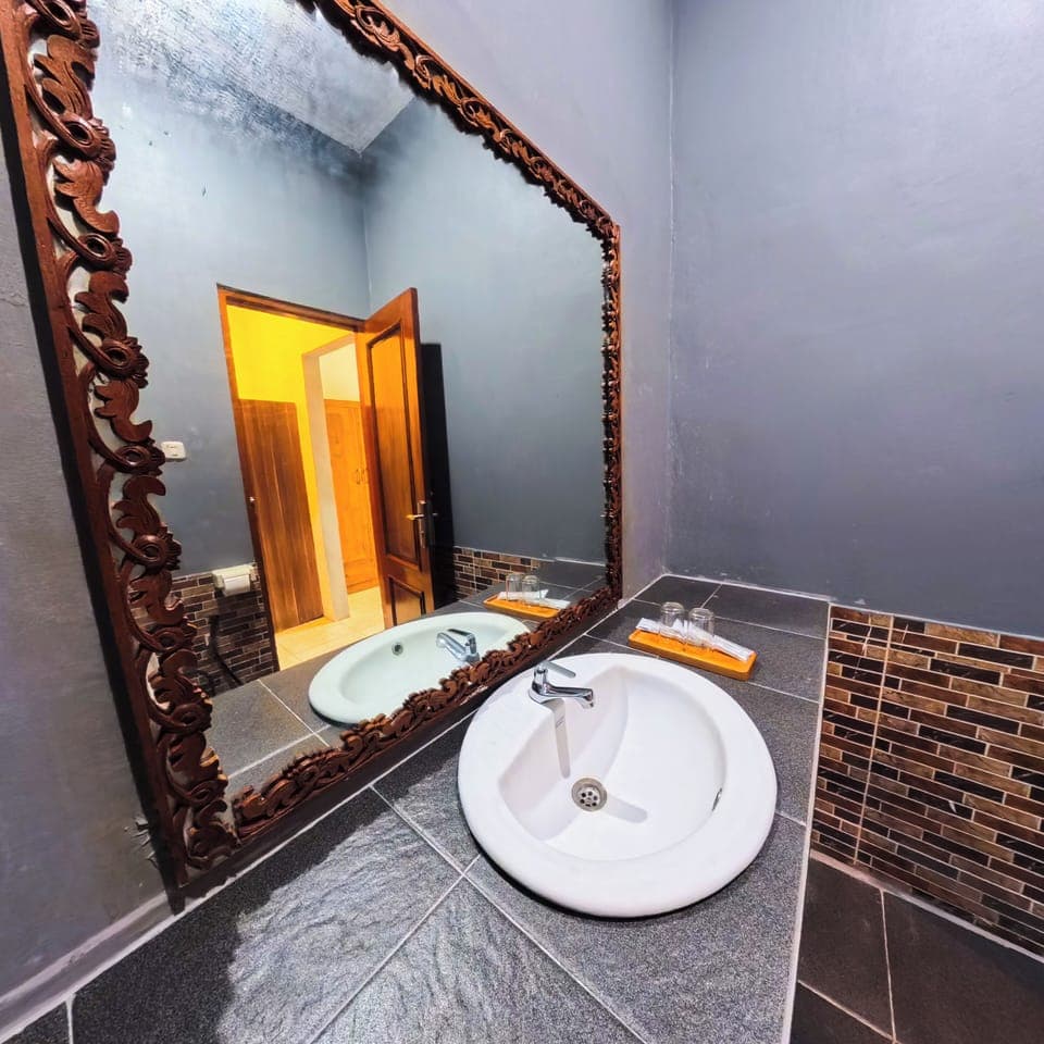 Family Room | Bathroom | Shower, towels