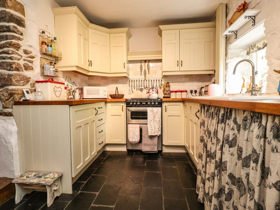 Cottage | Private kitchen | Fridge, dishwasher, electric kettle, toaster