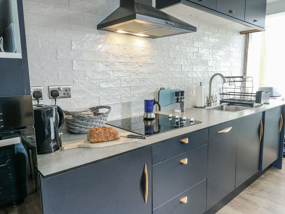 Cottage | Private kitchen | Fridge, dishwasher, electric kettle, cookware/dishes/utensils