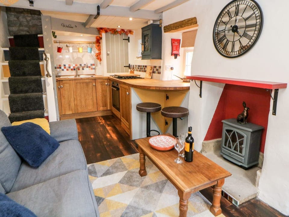 Cottage | Private kitchen | Fridge, electric kettle, toaster, cookware/dishes/utensils