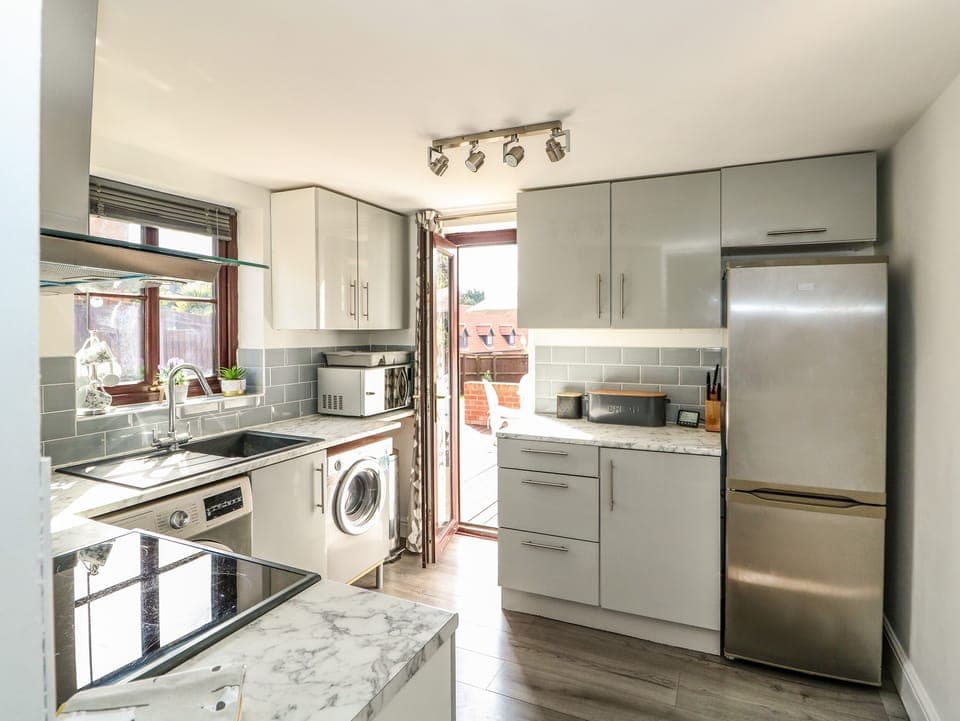 Cottage | Private kitchen | Fridge, electric kettle, toaster, cookware/dishes/utensils