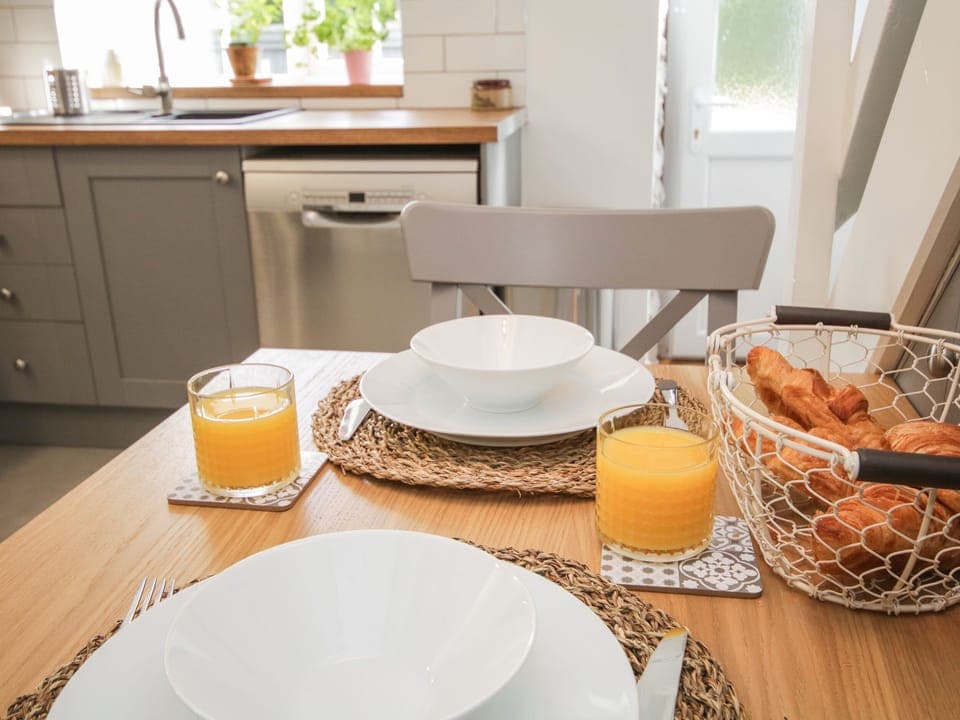 Cottage | Private kitchen | Fridge, dishwasher, electric kettle, toaster