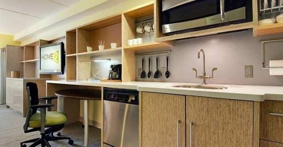 Full-size fridge, microwave, dishwasher, coffee/tea maker