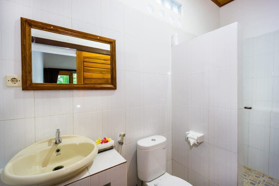 Standard Twin Room | Bathroom | Shower, rainfall showerhead, free toiletries, towels