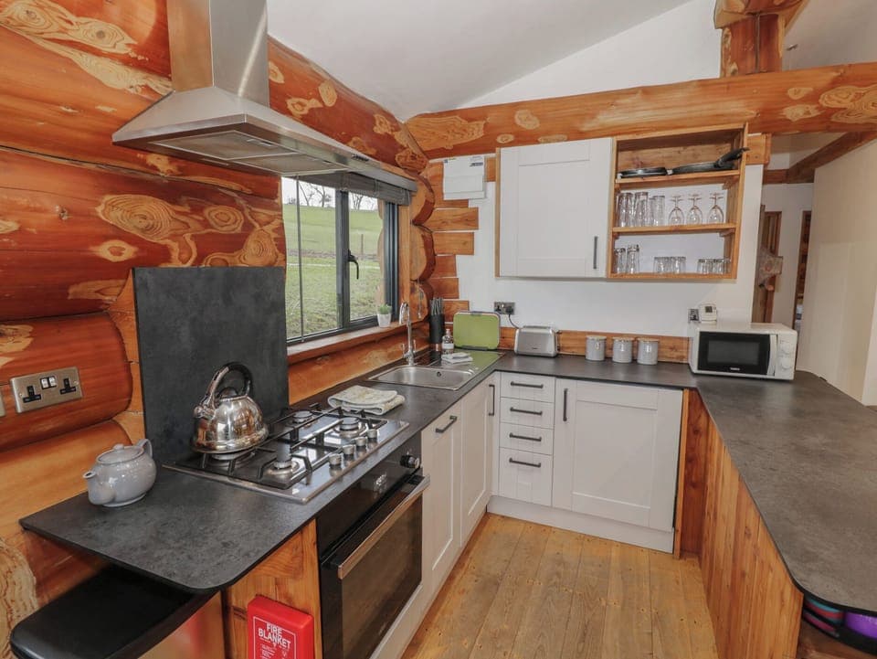 Cottage | Private kitchen | Fridge, electric kettle, toaster, cookware/dishes/utensils