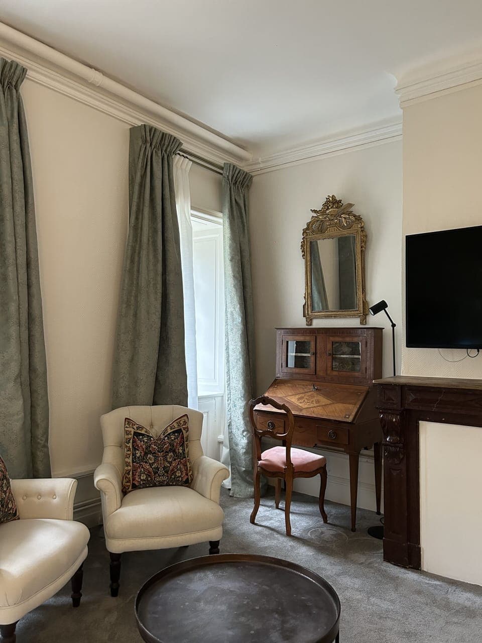 Comfort Room | Minibar, individually decorated, individually furnished, soundproofing