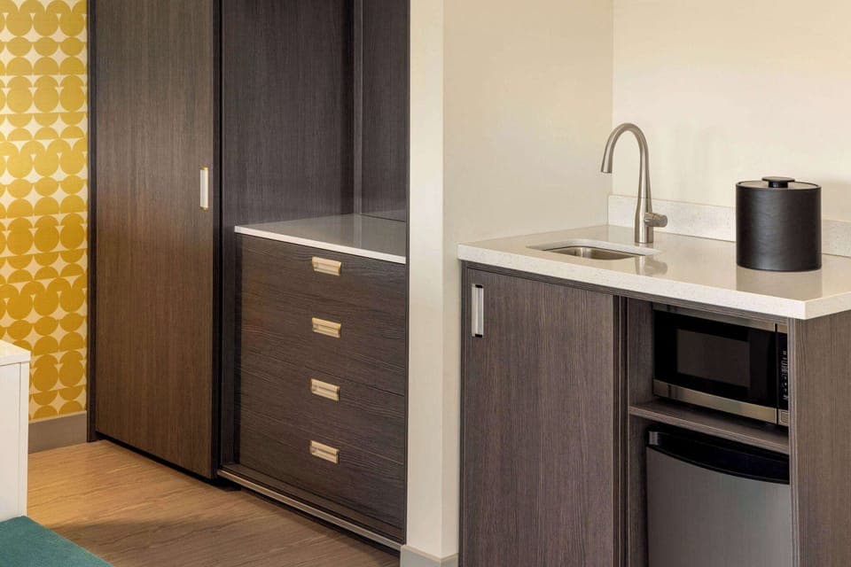 Studio Suite, 1 King Bed, Non Smoking | Desk, laptop workspace, iron/ironing board, free WiFi