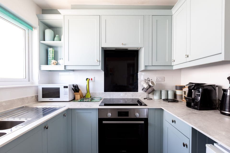 Cottage | Private kitchen | Fridge, electric kettle, toaster, cookware/dishes/utensils