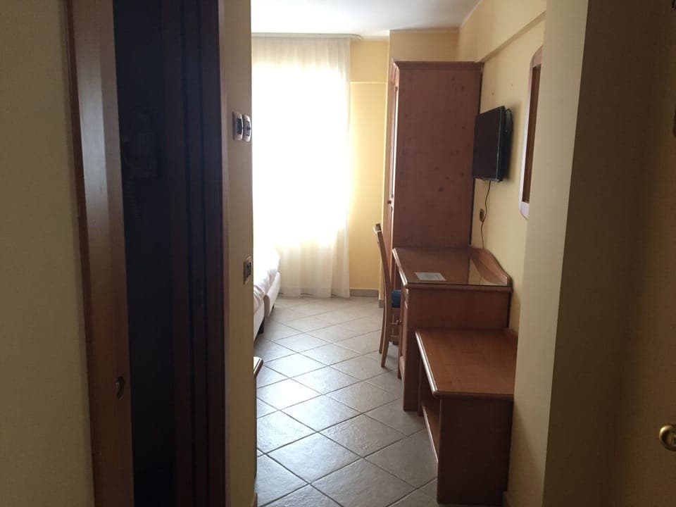 Double room with window | In-room safe, desk, free WiFi, bed sheets