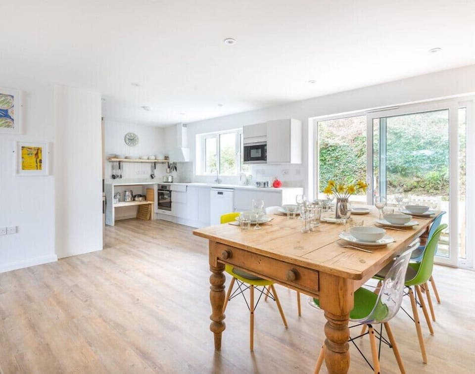 Fridge, dishwasher, electric kettle, cookware/dishes/utensils