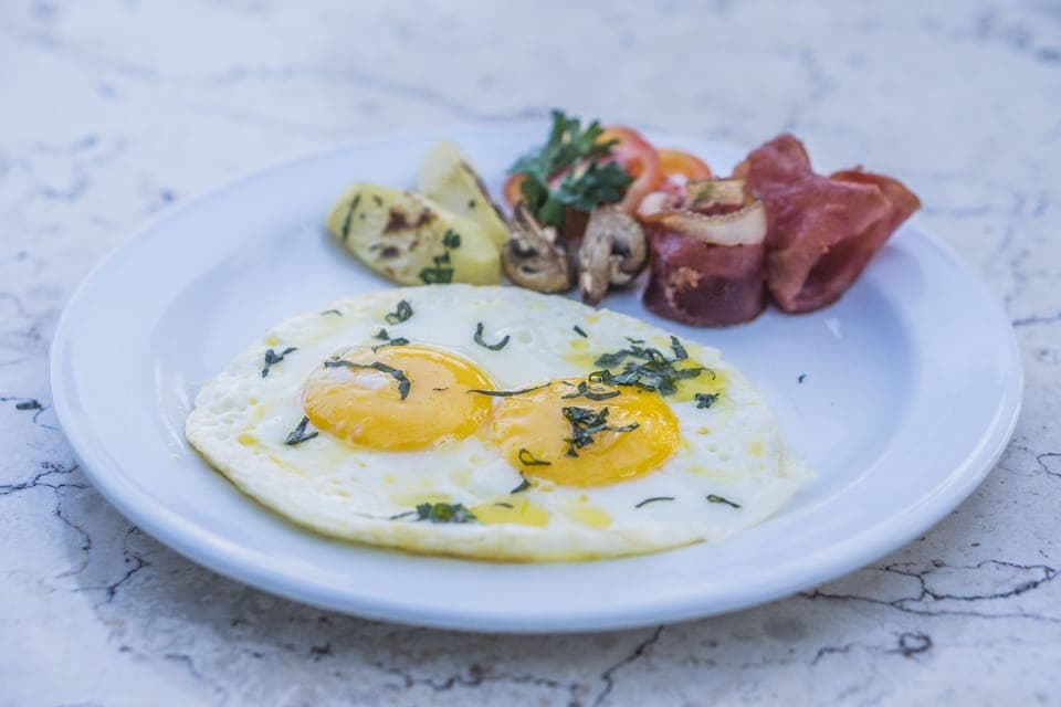 Daily continental breakfast (IDR 100000 per person)