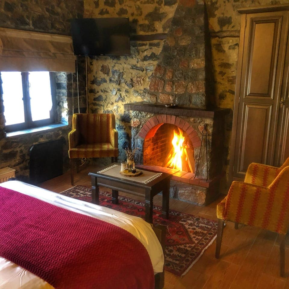 Traditional Room, Fireplace | Individually decorated, free WiFi, bed sheets