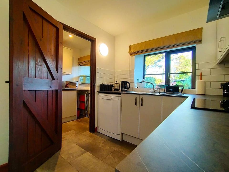 Cottage | Private kitchen | Fridge, microwave, oven, stovetop