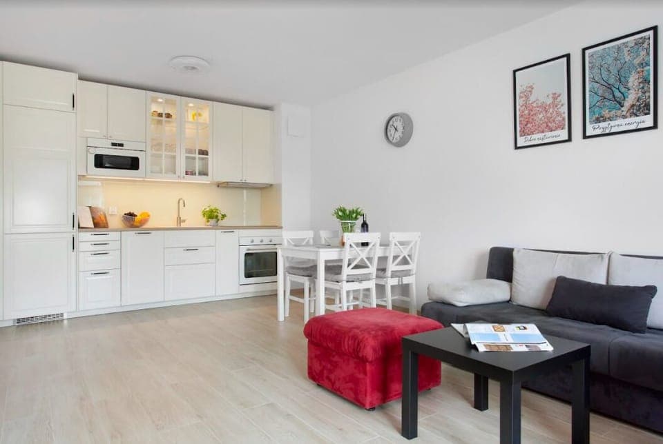 Deluxe Apartment | Living area | 40-inch flat-screen TV with digital channels, TV