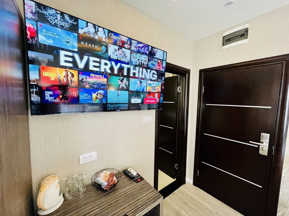 Economy Room | Hypo-allergenic bedding, minibar, in-room safe, desk