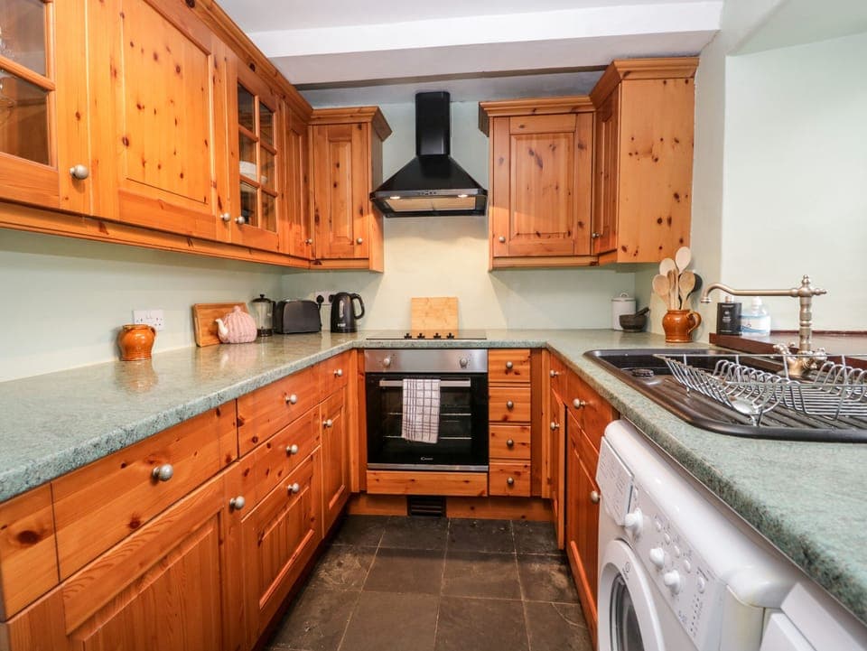 Cottage | Private kitchen | Fridge, dishwasher, electric kettle, toaster