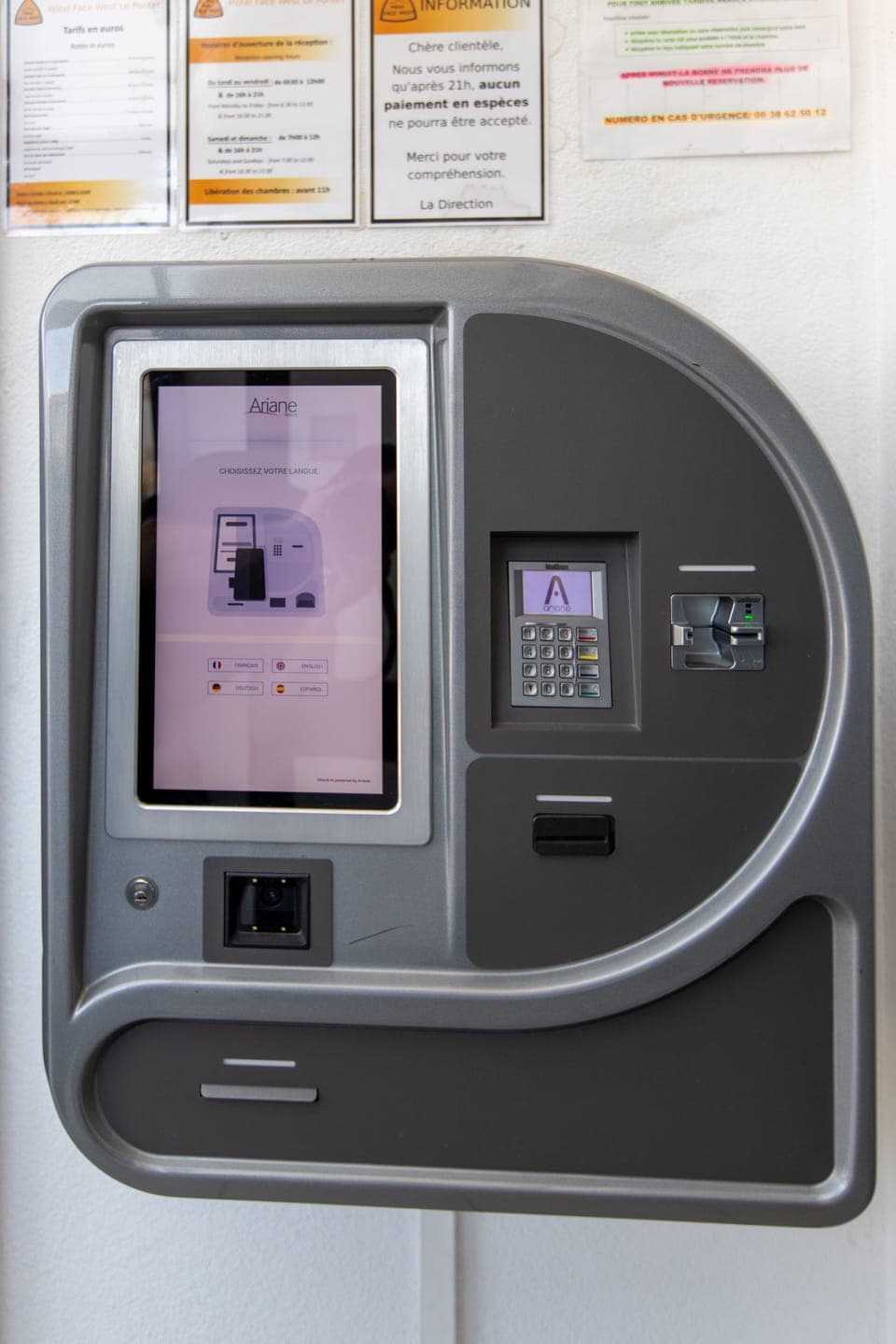 Check-in/check-out kiosk