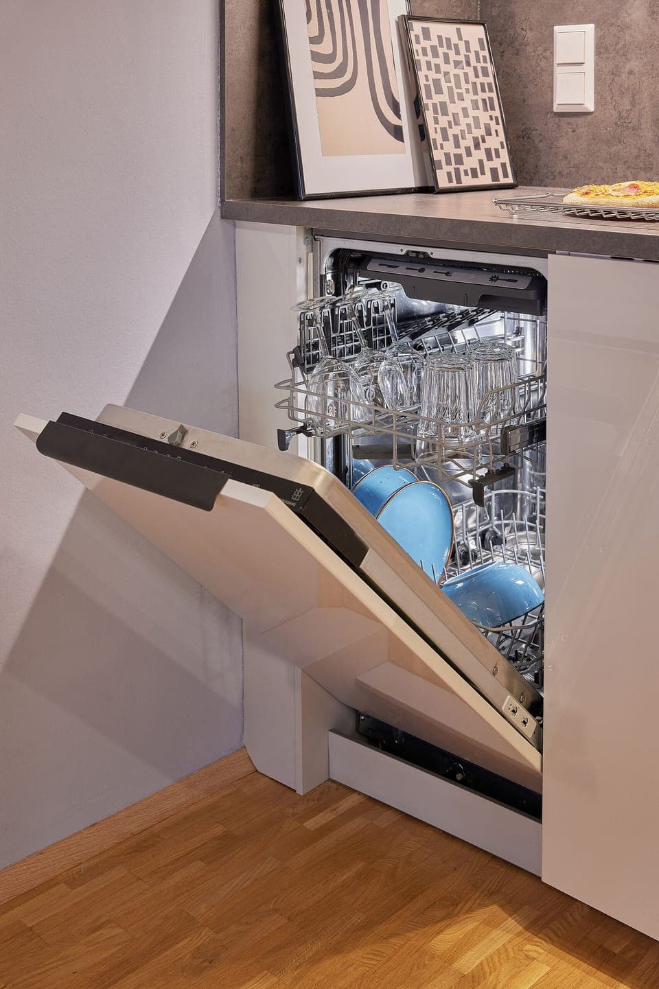 Full-size fridge, microwave, oven, stovetop